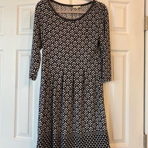 Max Studio dress mid length. 3/4 sleeves. Black and white . 95% polyester.